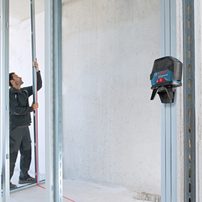 Nível a laser Bosch preto e vermelho montado em estrutura metálica
