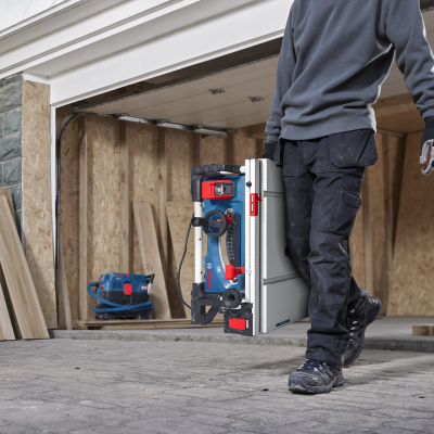 Serrote elétrico Bosch azul e vermelho com suporte metálico prateado em ambiente de construção