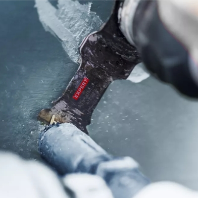 Utensílio de metal para remover gelo com cabo preto e texto 'XTREME'
