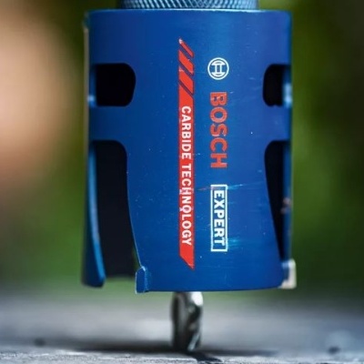 Broca de perfuração Bosch azul sobre superfície cinzenta