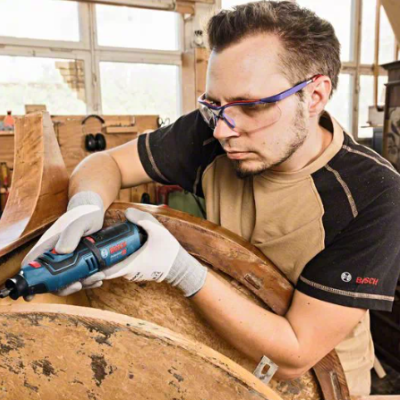 Homem a usar ferramenta elétrica BOSCH a trabalhar madeira num espaço interior