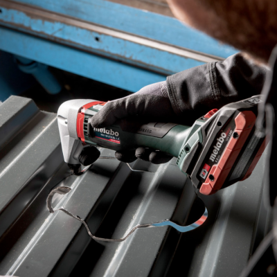 Aparelho de corte sem fios Metabo cortando chapa metálica ondulada