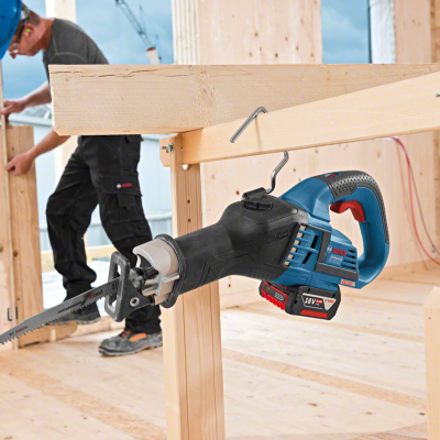 Serra recíproca Bosch Professional em madeira com trabalhador em obra ao fundo