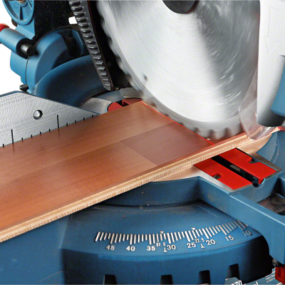 Serra circular elétrica azul a cortar madeira laminada