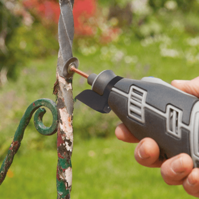 Ferramenta rotativa Dremel 3000 a ser usada em metal enferrujado ao ar livre