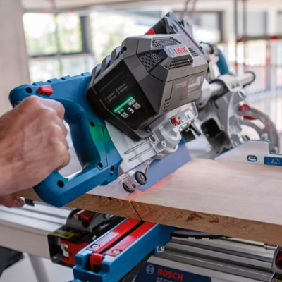 Serra de esquadria Bosch a cortar madeira
