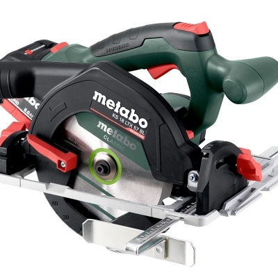 Serra circular Metabo preto, verde e vermelho com disco metálico