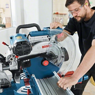 Serra de esquadria Bosch com lâmina protegida e operador com equipamento de segurança