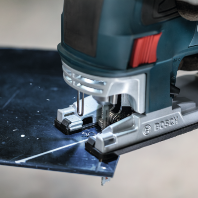 Serra tico-tico Bosch a cortar chapa metálica preta com laser de corte