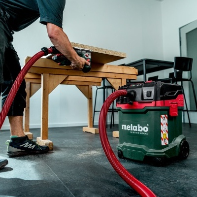 Aspirador industrial Metabo com lixadora e homem a trabalhar