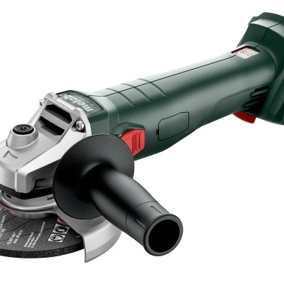 Esmerilhadora angular Metabo verde e prateada com disco de corte preto