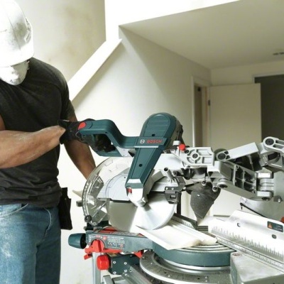 Serrote de esquadria BOSCH em uso por um homem num ambiente interior.