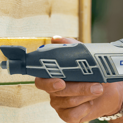 Ferramenta rotativa Dremel 8200 numa estrutura de madeira clara ao ar livre