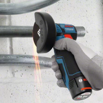 Ferramenta elétrica Bosch a desbastar tubo metálico com faíscas