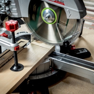 Serra circular elétrica cortando madeira numa bancada de trabalho