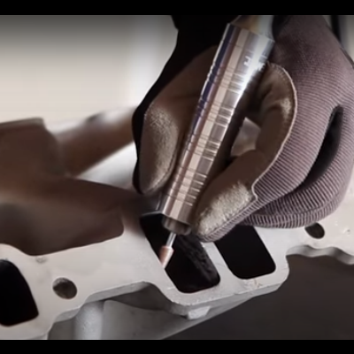 Ferramenta de gravação portátil sobre peça metálica com aberturas retangulares