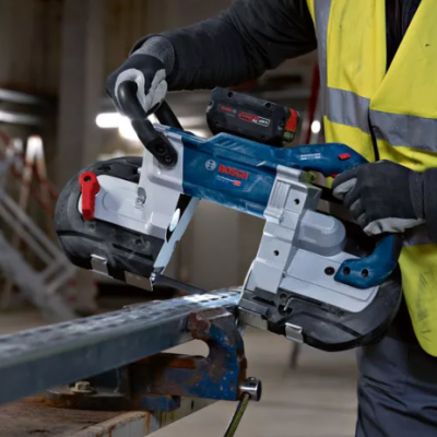 Serra de fita portátil Bosch a cortar metal em ambiente industrial