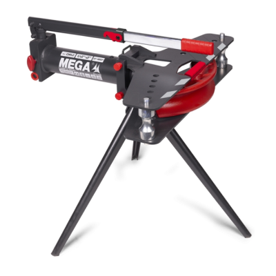 Máquina de curvar tubos preta com detalhes vermelhos e prata sobre tripé