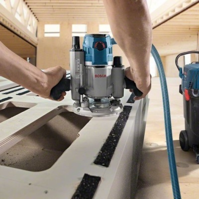 Máquina de fresagem Bosch a cortar madeira numa oficina