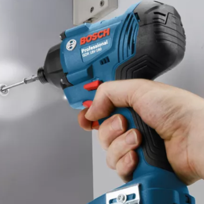 Chave de impacto Bosch azul e preta a ser usada numa superfície metálica cinza