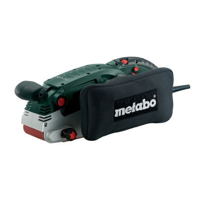Lixadora de cinta Metabo com coletor de pó preto e cabo elétrico