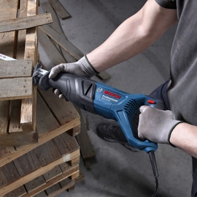 Serra sabre elétrica Bosch azul a cortar madeira de pallets