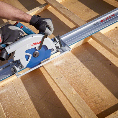 Serra circular elétrica Bosch a cortar madeira com guia metálica.