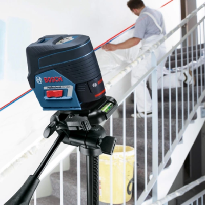 Ferramenta de medição a laser Bosch montada num tripé numa escada interna