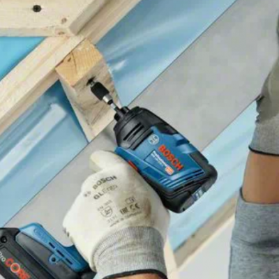 parausadeira Bosch a apertar parafuso em madeira com luvas