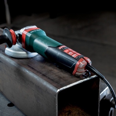 Esmerilhadora angular elétrica sobre estrutura metálica