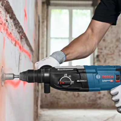 Martelo perfurador Bosch Professional a perfurar parede de tijolo com reboco