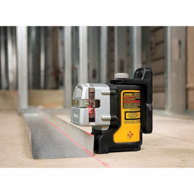 Laser de medição de construção amarelo e preto com linhas laser vermelhas
