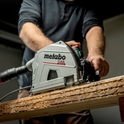 Serra elétrica Metabo ST 18 LTX a cortar madeira