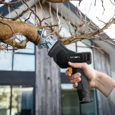 Aparelho de poda eléctrico BATAVIA a cortar ramo de árvore