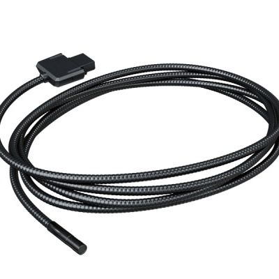 Cabo flexível preto com malha trançada e conectores nas extremidades