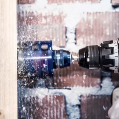 Broca circular azul em berbequim Bosch Professional a perfurar madeira clara