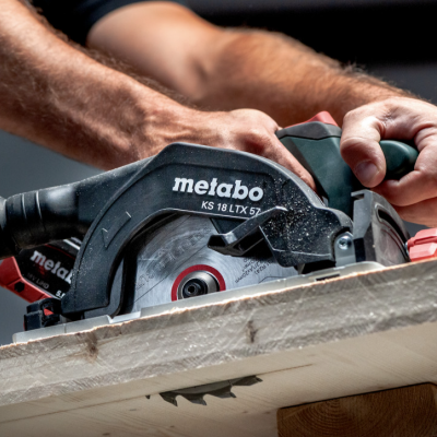 Serra circular Metabo a cortar madeira clara.
