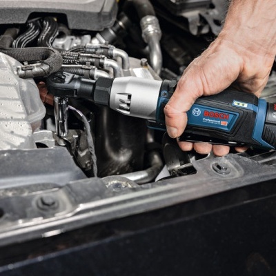 Chave de impacto Bosch Professional a ser usada no motor de um carro