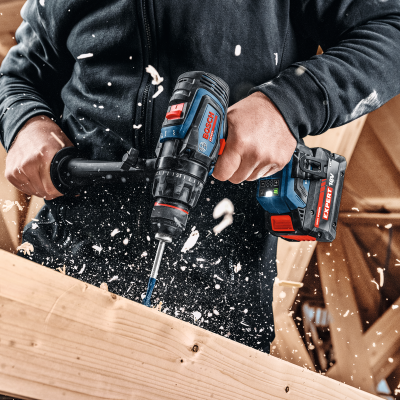 Parafusadora sem fio Bosch Expert 18V azul e preta em uso numa estrutura de madeira clara