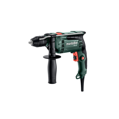 Imagem de uma perfuradora elétrica Metabo verde e preta com cabo