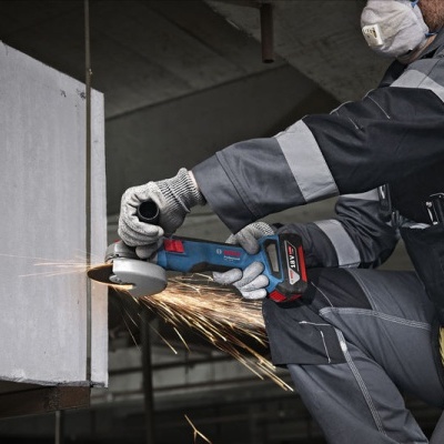 Pessoa usando rebarbadora para cortar metal com faíscas