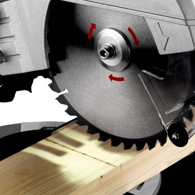 Serra circular portátil a cortar madeira clara