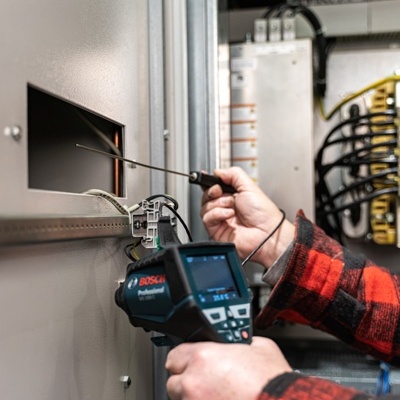 Detector de gases BOSCH Professional preto e azul com ecrã digital em painel elétrico metálico cinzento