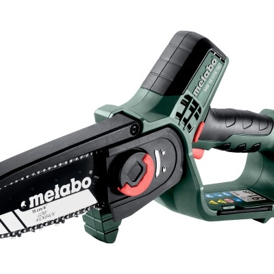 Serra elétrica Metabo verde e preta com corrente de corte