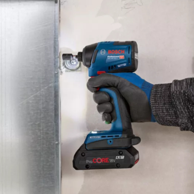 Ferramenta elétrica azul e preta Bosch com bateria sendo segurada por mão com luva