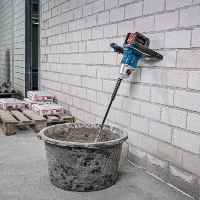 Misturador de tinta e cimento com balde e sacos de cimento