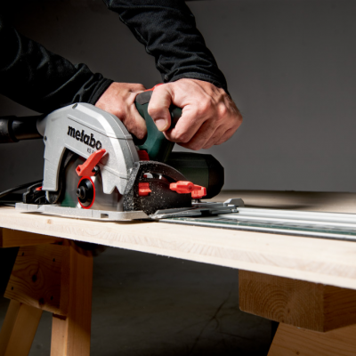 Máquina de cortar circular Metabo em uso sobre mesa de madeira