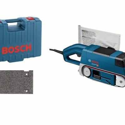 Lixadora de cinta BOSCH com estojo, lixa e manual sobre fundo branco