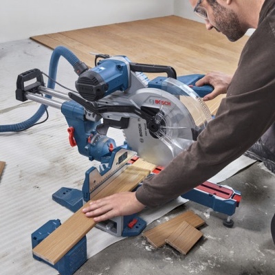 Serra de esquadria Bosch a cortar madeira com homem a operar