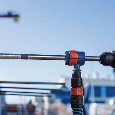 furadeira elétrica com extensão a perfurar uma parede exterior